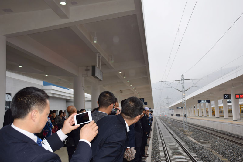 政協(xié)隴南市第四屆委員會(huì)第一次會(huì)議委員參觀階州廣場